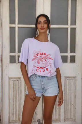 CHARLIE HOLIDAY Good Vibes Club Boyfriend Tee Lilac